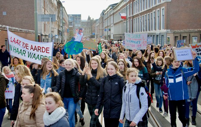 Hollanda'da öğrencilerden iklim protestosu