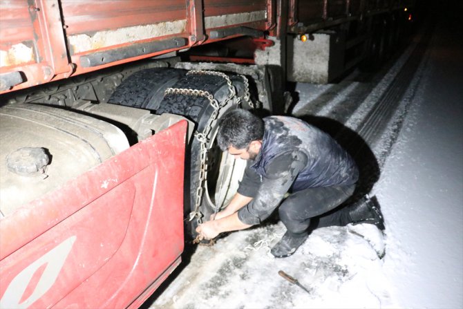 Erzincan'da ulaşıma kar ve tipi engeli