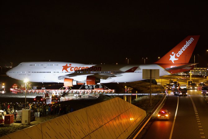 Hollanda'da Türk iş adamının otelin bahçesine koyacağı uçak otoyoldan geçti