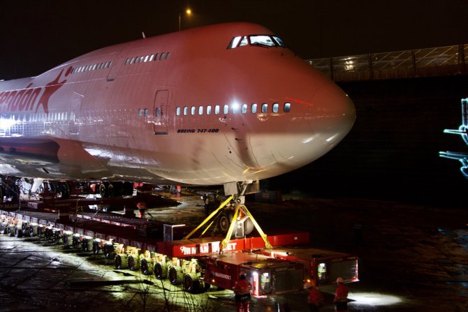 Hollanda'da otel bahçesine konulacak uçağın transferi tamamlandı