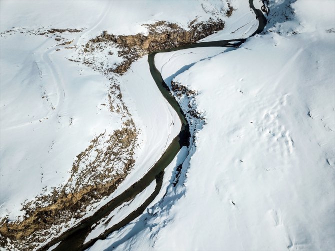 Diyadin Kanyonu'nda 30 metrelik buz sarkıtları