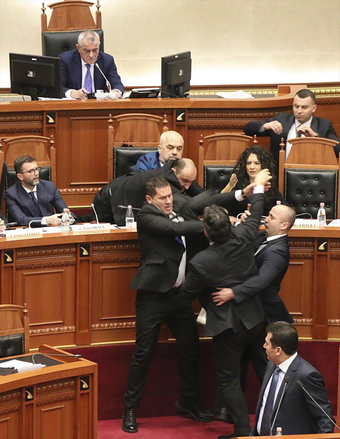 Arnavutluk Meclisinde Başbakan Rama'ya boyalı protesto