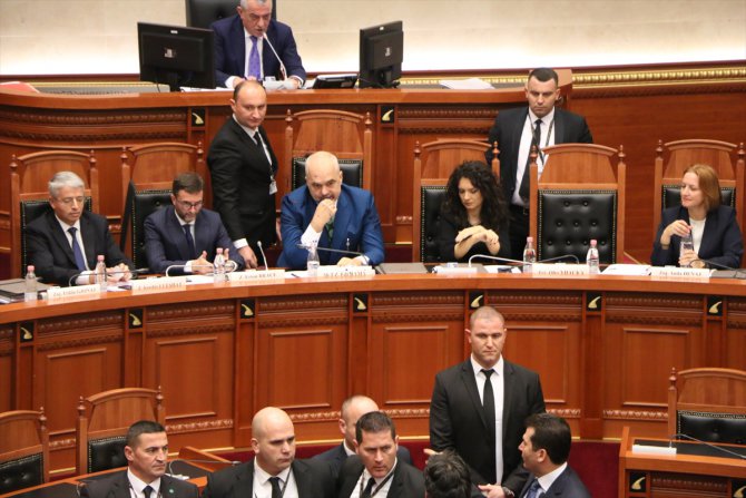 Arnavutluk Meclisinde Başbakan Rama'ya boyalı protesto