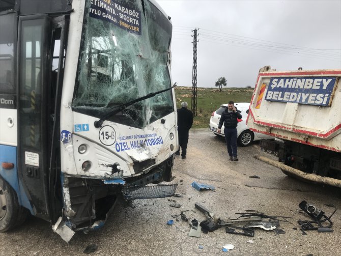 Halk otobüsü ile kamyon çarpıştı: 5 yaralı