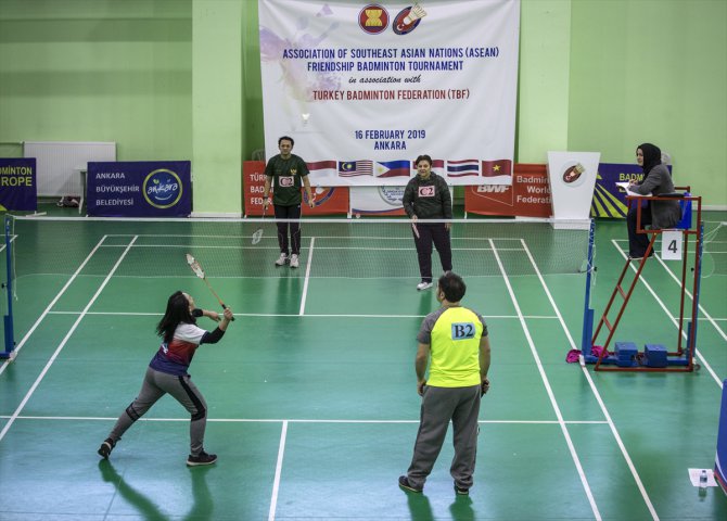 Büyükelçiler badminton oynadı