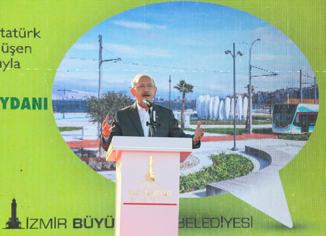 İzmir'de 15 Temmuz Demokrasi Şehitleri Meydanı açıldı