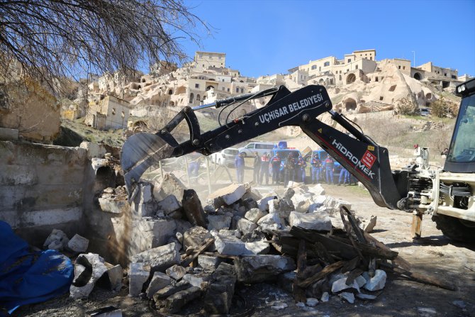 Kapadokya'da peribacaları yakınındaki yapıların yıkılması
