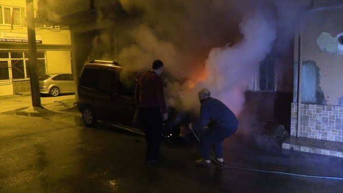 Bursa'da yanan araca taşıma suyla müdahale