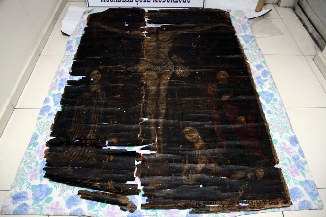 Hazreti İsa'nın 13. yüzyıla ait çarmıh tablosu ele geçirildi