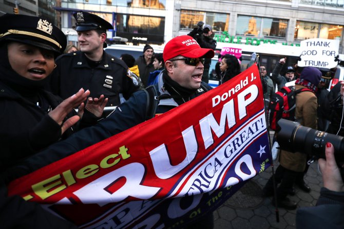 New York'ta Trump'a "ulusal acil durum" protestosu