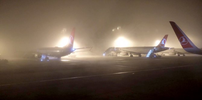 İstanbul'da sis hava trafiğini olumsuz etkiliyor