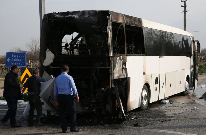 Manisa'da yolcu otobüsü yandı