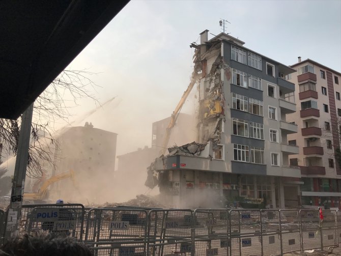 Kartal'da riskli binaların yıkımı