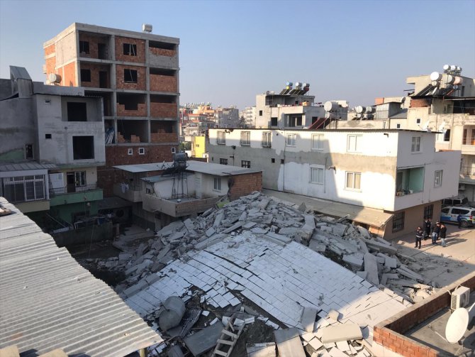 Mersin'de 5 katlı bina çöktü