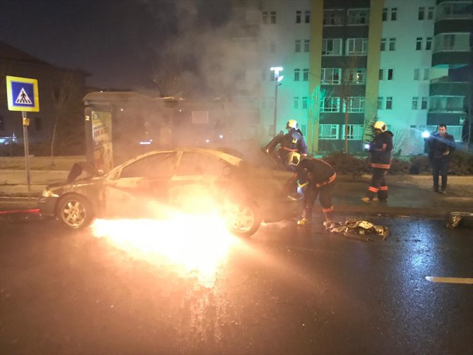 Başkentte seyir halindeki otomobil yandı