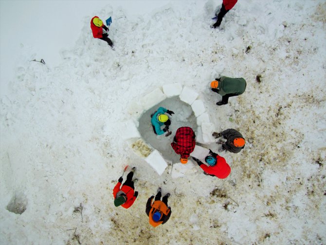 Zorlu kış şartlarında dağcılık eğitimi