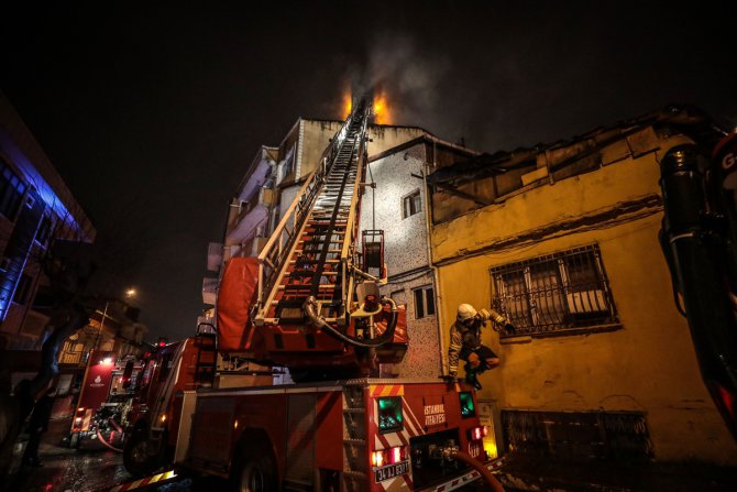 Eyüpsultan'da bir binanın çatı katında yangın