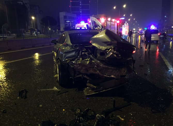 Kozyatağı'nda zincirleme trafik kazası: 1 ölü, 4 yaralı