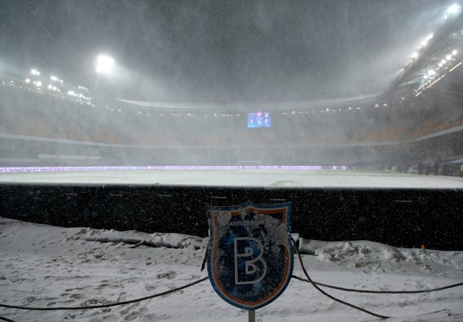 Medipol Başakşehir-Bursaspor maçı tatil edildi
