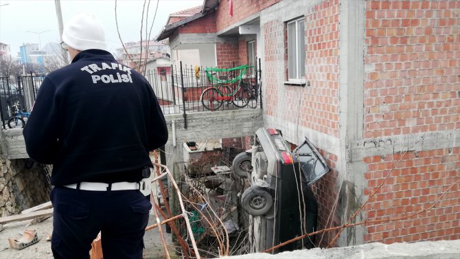 Çorum'da otomobil evin bahçesine düştü: 2 yaralı