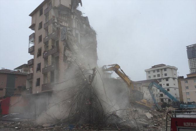 Kartal'da riskli binaların yıkımı