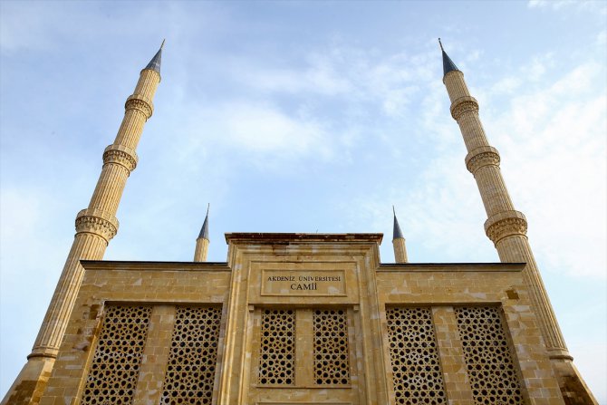 15 bin kişilik Akdeniz Üniversitesi Camisi ramazana yetiştirilecek