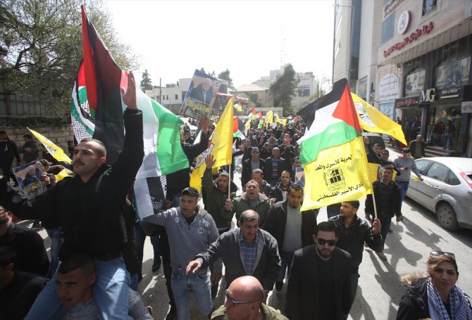 Batı Şeria’da Abbas'a destek gösterileri düzenlendi