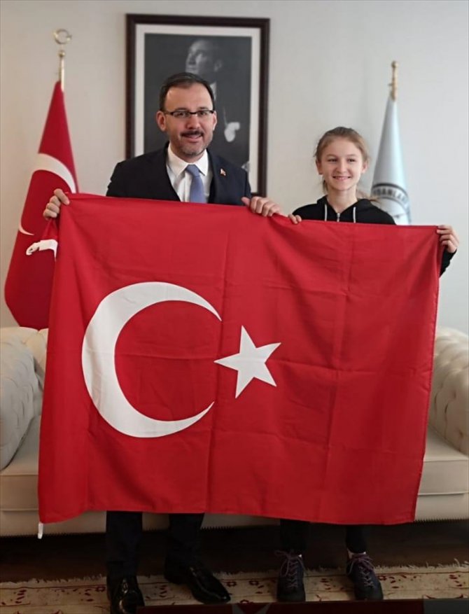 Bakan Kasapoğlu, bayrak hassasiyetiyle takdir toplayan tekvandocuyla buluştu