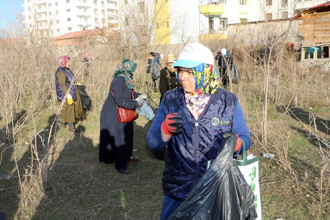 Vali Enver Ünlü cadde ve sokaklarda çöp topladı