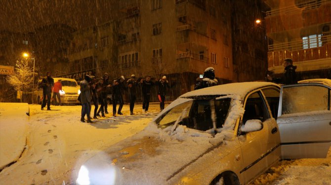 Siirt'te gençler kar yağışını halay çekerek kutladı