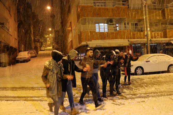 Siirt'te gençler kar yağışını halay çekerek kutladı
