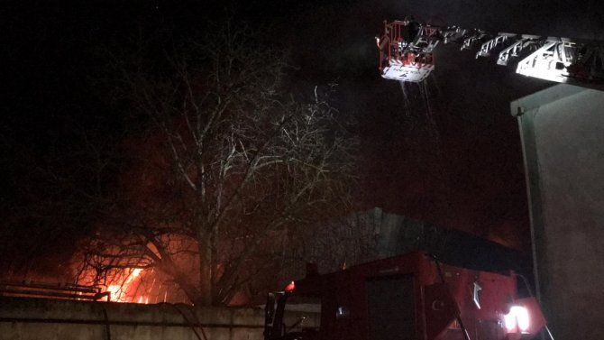 GÜNCELLEME - Bursa'da yatak fabrikasının deposunda yangın