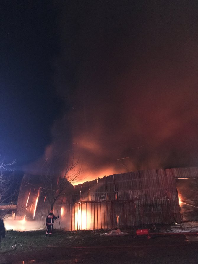 Bursa'da yatak fabrikasının deposunda yangın