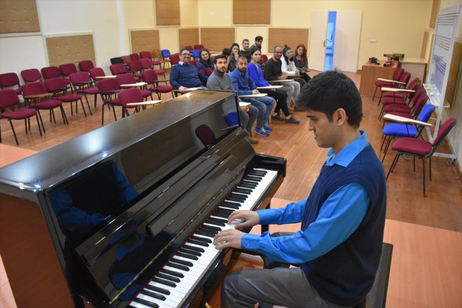 Otizmli piyanist öğrencilerine ilham kaynağı oluyor