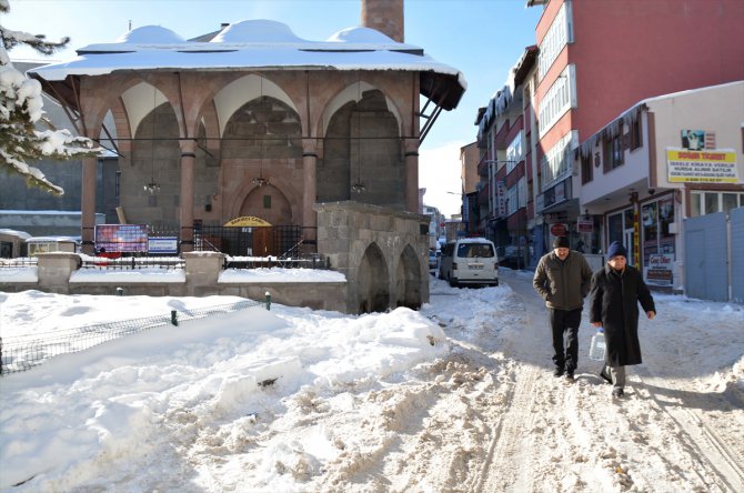 Doğu Anadolu'da 6 ilde ekiplerin yoğun kar mesaisi
