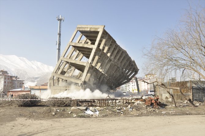 Kahramanmaraş'ta yarım asırlık 5 katlı metruk bina yıkıldı