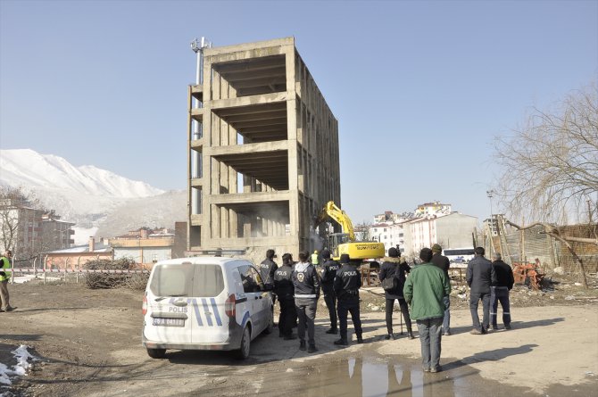 Kahramanmaraş'ta yarım asırlık 5 katlı metruk bina yıkıldı