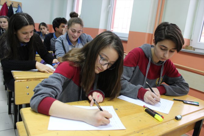 Öğrencilerden Mehmetçik'e mendilli mektup