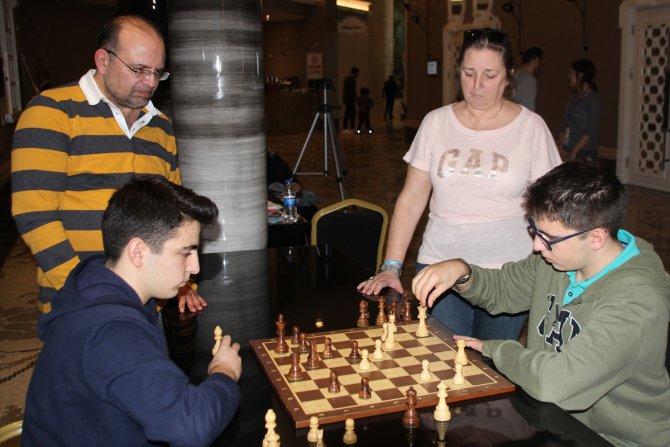 Aile boyu satranç turnuvalarında yarışıyorlar