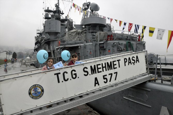 Tatbikata katılan savaş gemileri halkın ziyaretine açıldı
