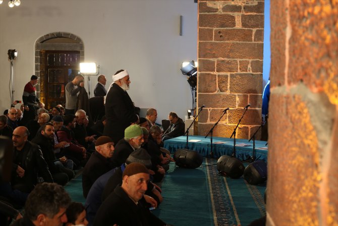 Teröristlerin yaktığı cami ibadete açıldı