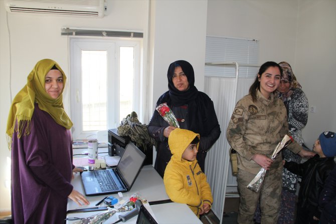 Mardin'de jandarmadan kadınlara karanfil
