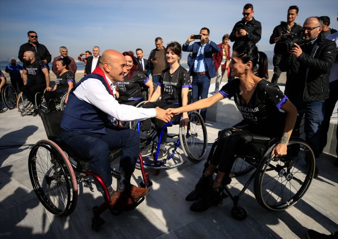 Belediye başkanı adayı tekerlekli sandalyede