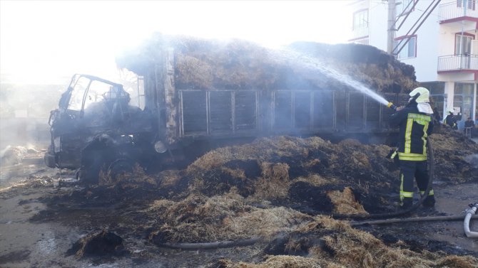 Denizli'de saman yüklü kamyon yandı