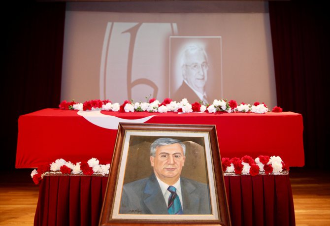 Eski Hacettepe Üniversitesi Rektörü Tunçalp Özgen için cenaze töreni