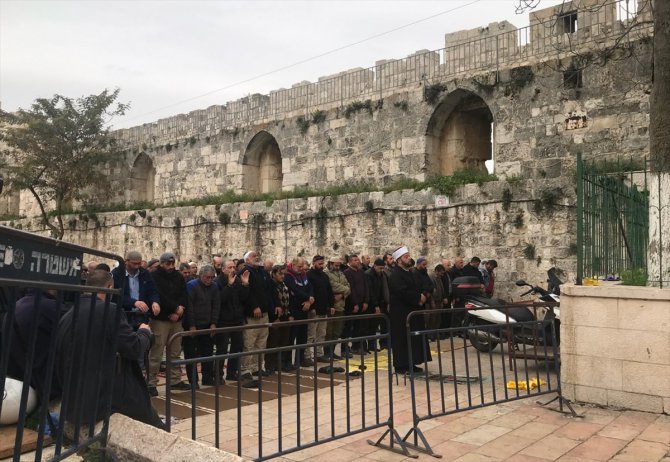 Filistinliler vakit namazını Aksa'nın kapısında kıldı