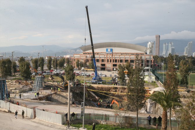 İzmir'de metro vagonu yer altı park alanı inşaatındaki göçük