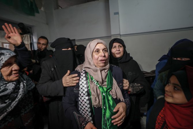 İsrail 60 yaşındaki Gazzeli kadını serbest bıraktı