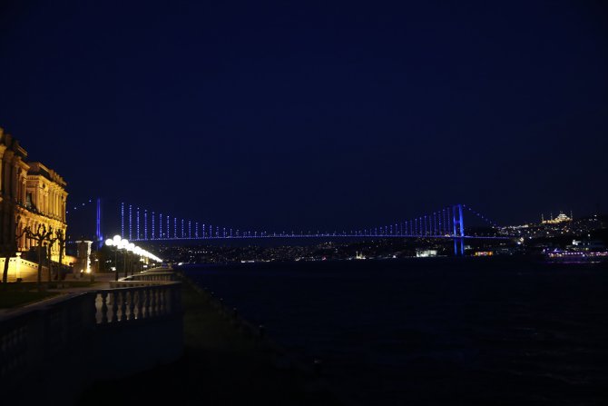 İstanbul köprüleri kolon kanseri farkındalığı için mavi renge büründü