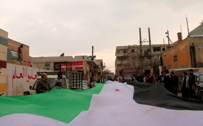 Suriye'de, iç savaşın 8. yılında gösteriler düzenlendi